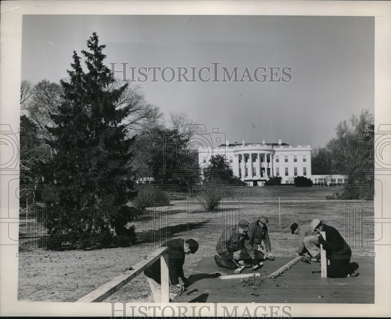 Load image into Gallery viewer, 1945 Press Photo Wormen erect platform for Pres Truman to light Xmas tree
