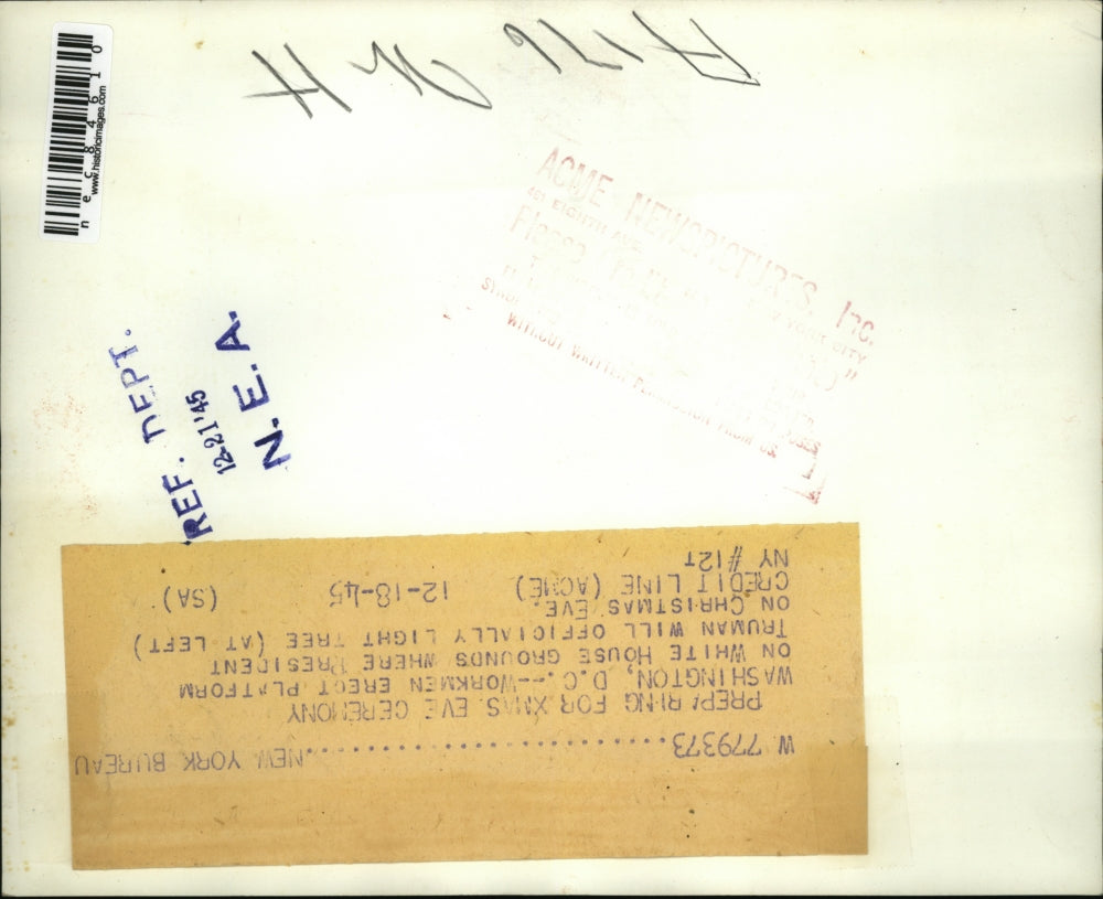 1945 Press Photo Wormen erect platform for Pres Truman to light Xmas tree