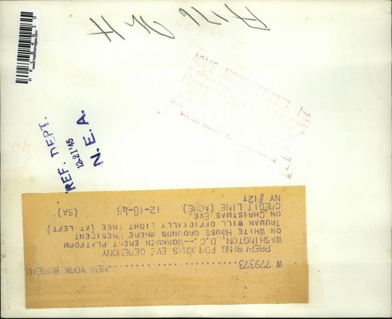 Load image into Gallery viewer, 1945 Press Photo Wormen erect platform for Pres Truman to light Xmas tree
