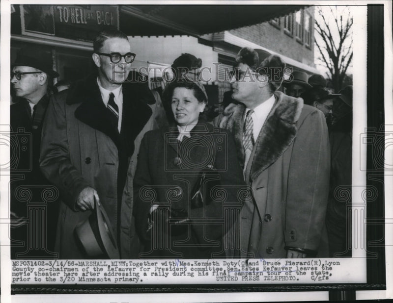 Load image into Gallery viewer, 1956 Press Photo Marshall, Minn Mrs Ken Doty, Bruce Pierard, Senator E Kefauver
