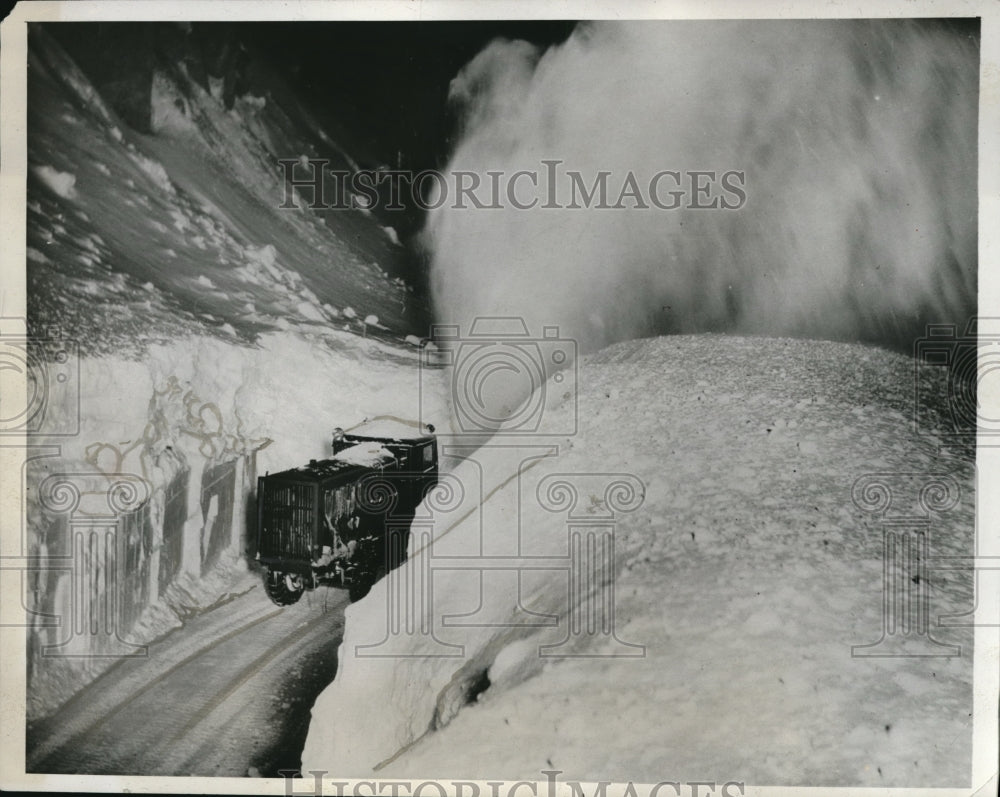 1933 Press Photo Cascade Mountains snow plow at Nache's Pass Road