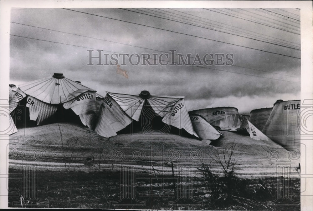 1952 Press Photo Nearly 700,000 bushels of corn exposed to further damage