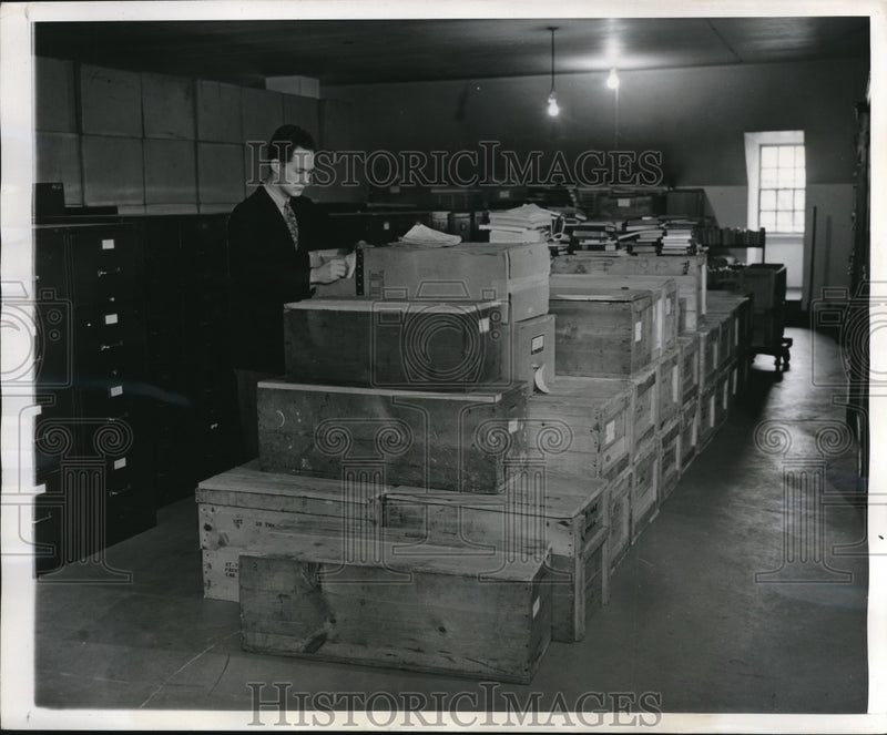 Load image into Gallery viewer, 1947 Press Photo FD Roosevelt messages of condolence to the family

