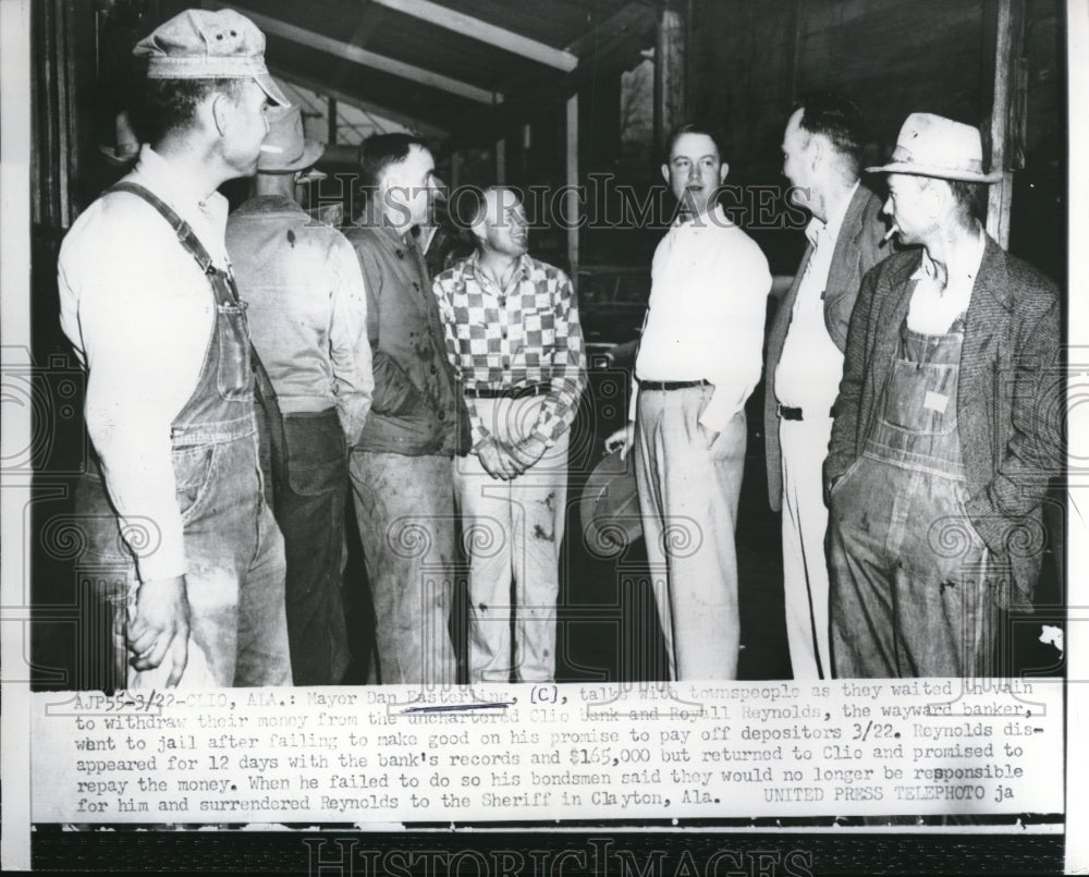 1954 Press Photo Clio Ala Mayor Dan Easterling & citizens talk of bank failing