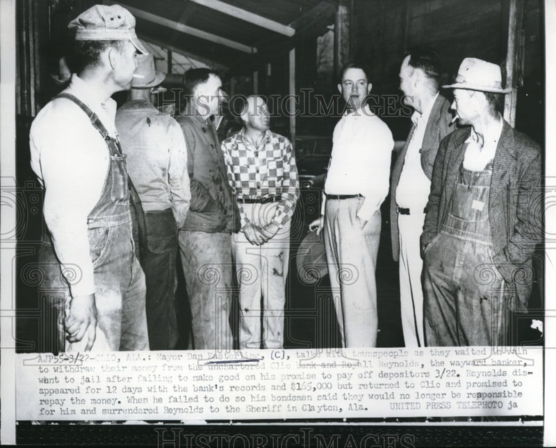 Load image into Gallery viewer, 1954 Press Photo Clio Ala Mayor Dan Easterling &amp; citizens talk of bank failing
