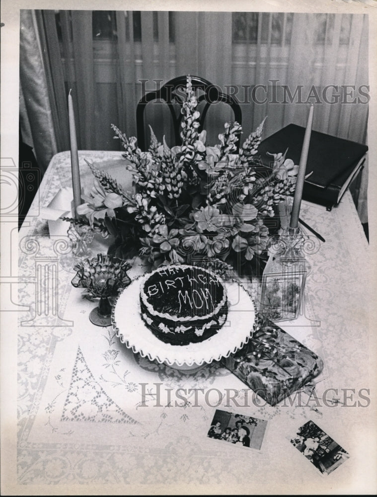 1968 Press Photo A uncut birthday cake at Howard Lawsons 47th birthday