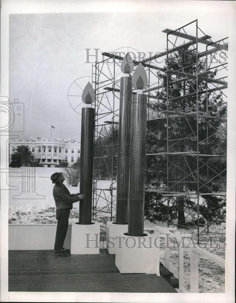 1945 Press Photo White House Christmas Tree being set up for festivities