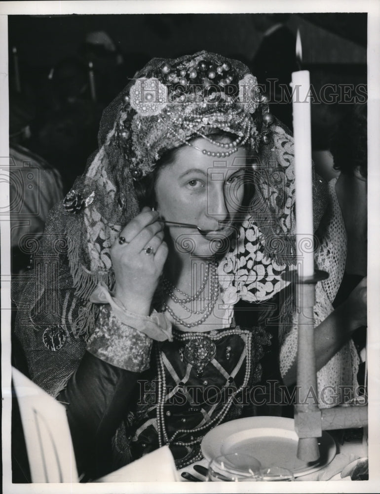 Load image into Gallery viewer, 1958 Press Photo Sheila McShee as Queen Elizabeth in a Marlowe Society banquet
