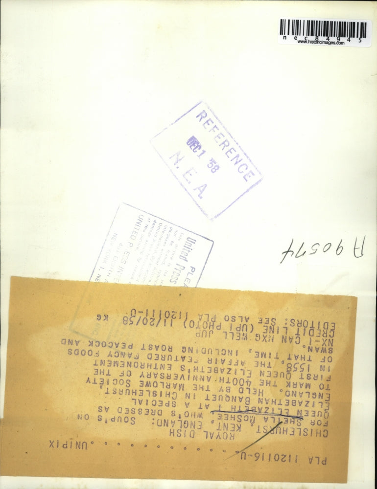 1958 Press Photo Sheila McShee as Queen Elizabeth in a Marlowe Society banquet