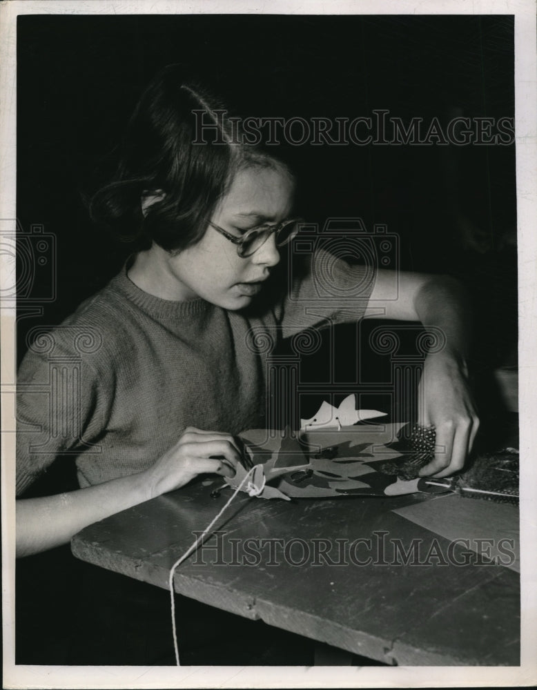 1949 Press Photo Kathryn Louise Krumhanse of Oxford Rd creating a art project