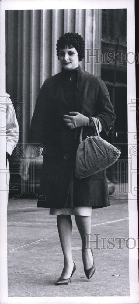 1962 Press Photo Miss Vera Coreno walking down the street