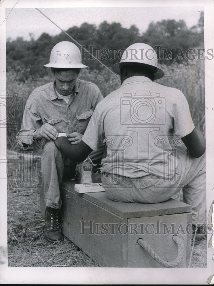 Load image into Gallery viewer, 1961 Press Photo Terry Evans working with a Juvenile at Metropolitan Park
