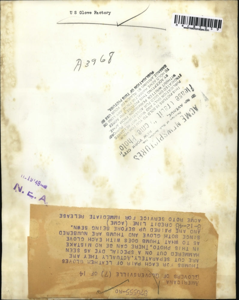 1948 Press Photo Glover cuts thumb portion for gloves separately