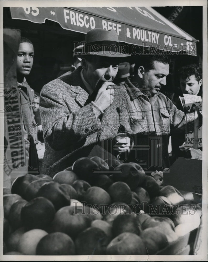 1959 Press Photo Advantage of a pushcart as demonstrated by actor David Wayne