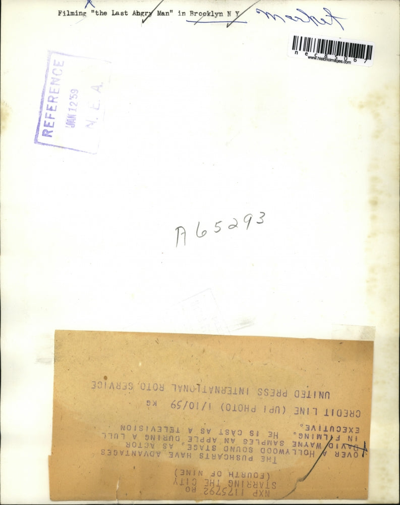 1959 Press Photo Advantage of a pushcart as demonstrated by actor David Wayne