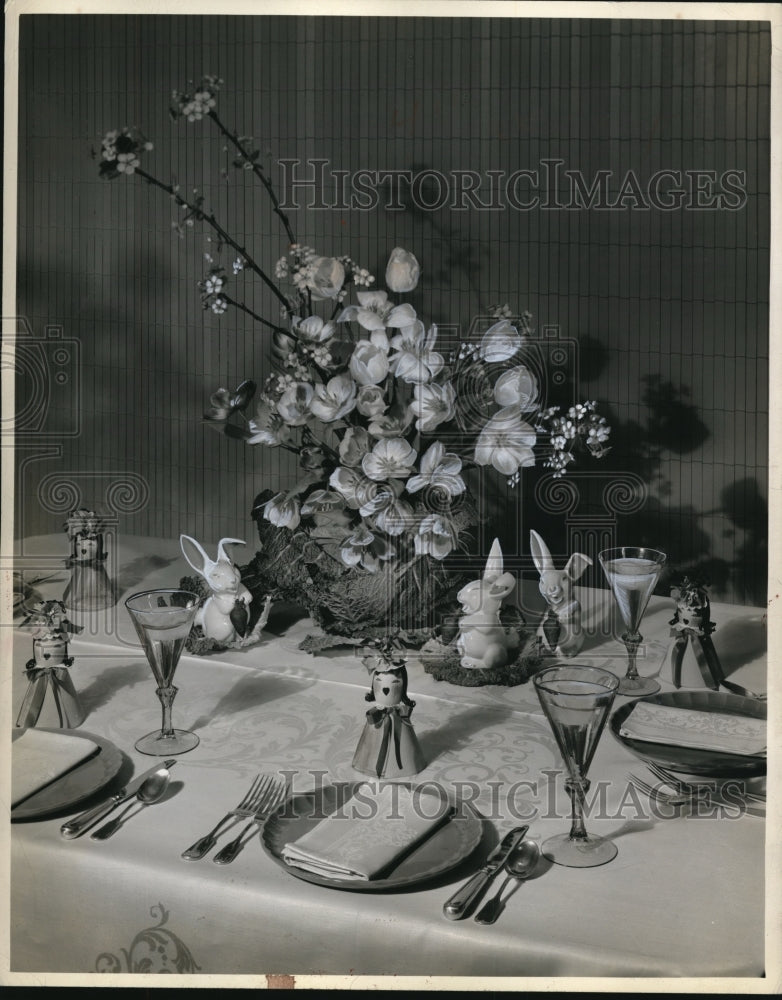 1945 Press Photo Table setting for dining utensils