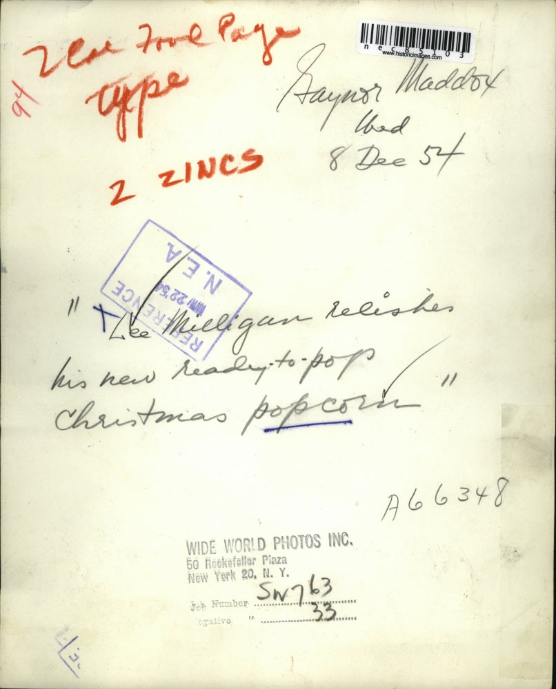 1954 Press Photo Lee Milligan relishes Christmas Popcorn