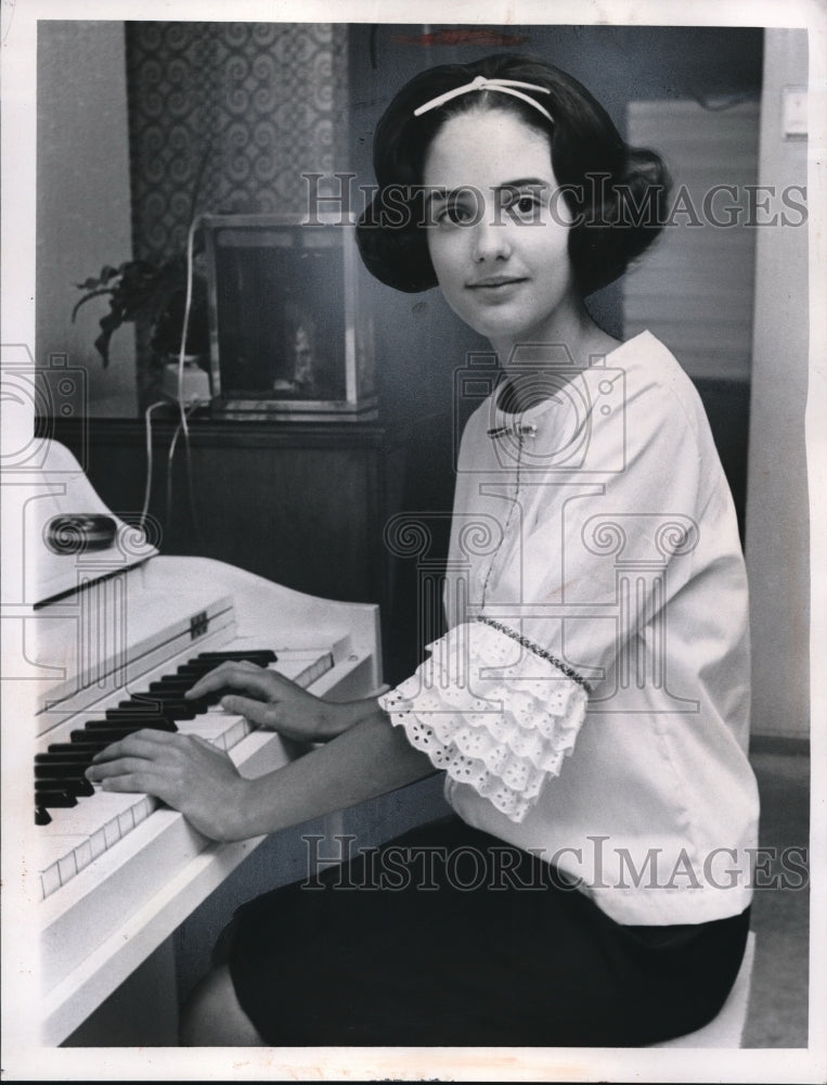1966 Press Photo Susan Curtis at her piano at Brush HS in Lyndhurst