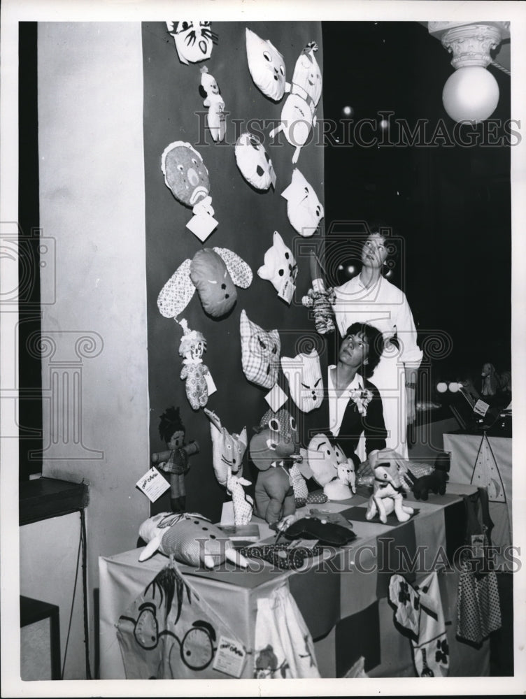 Load image into Gallery viewer, 1960 Press Photo Craft Carnival held in Cleveland Ohio displays of goods
