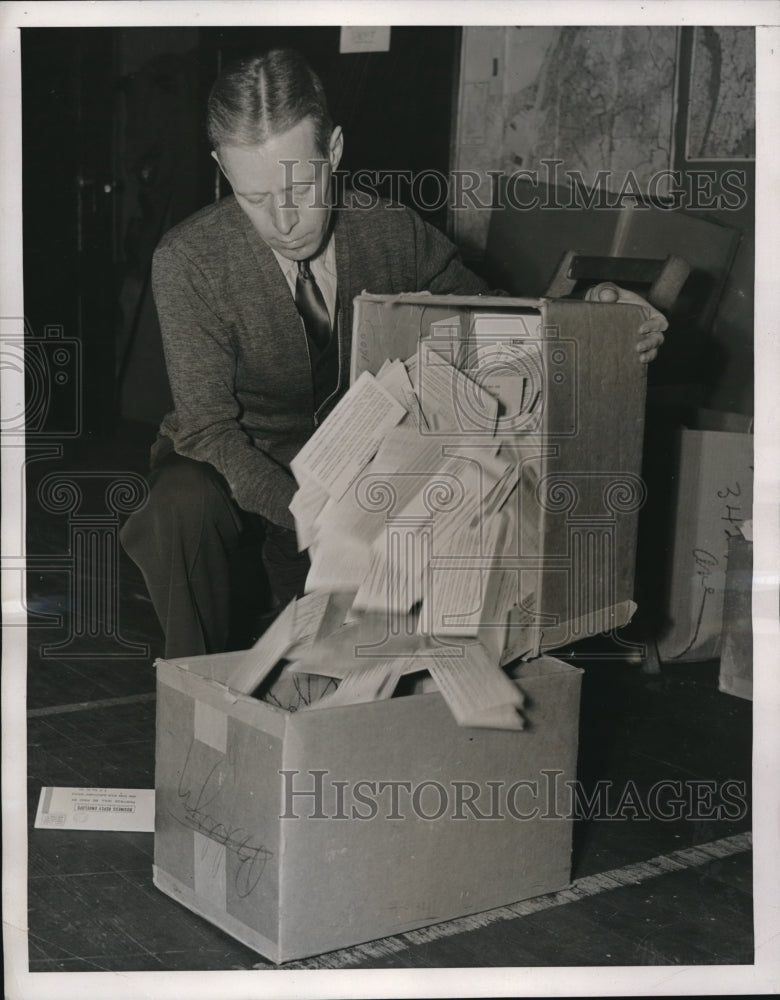 Load image into Gallery viewer, 1938 Press Photo Jobless insurance applications at State Dept of Labor
