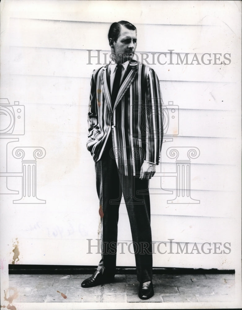 Load image into Gallery viewer, 1957 Press Photo Classic blazer for men in upperclassmen style
