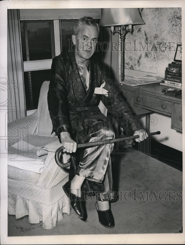 1949 Press Photo Chicago Walter E Swanson takes new arthritis drug ACTH