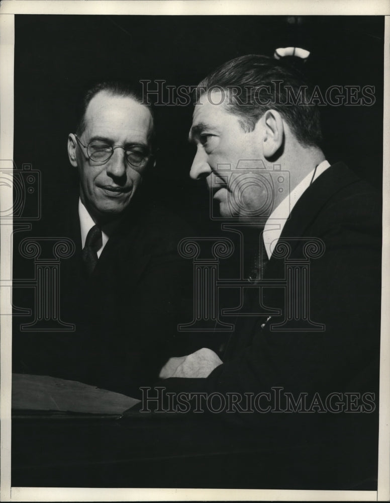 Load image into Gallery viewer, 1937 Press Photo Capt Leopold McLanglen &amp; Judge HF Sewell in La Calif court
