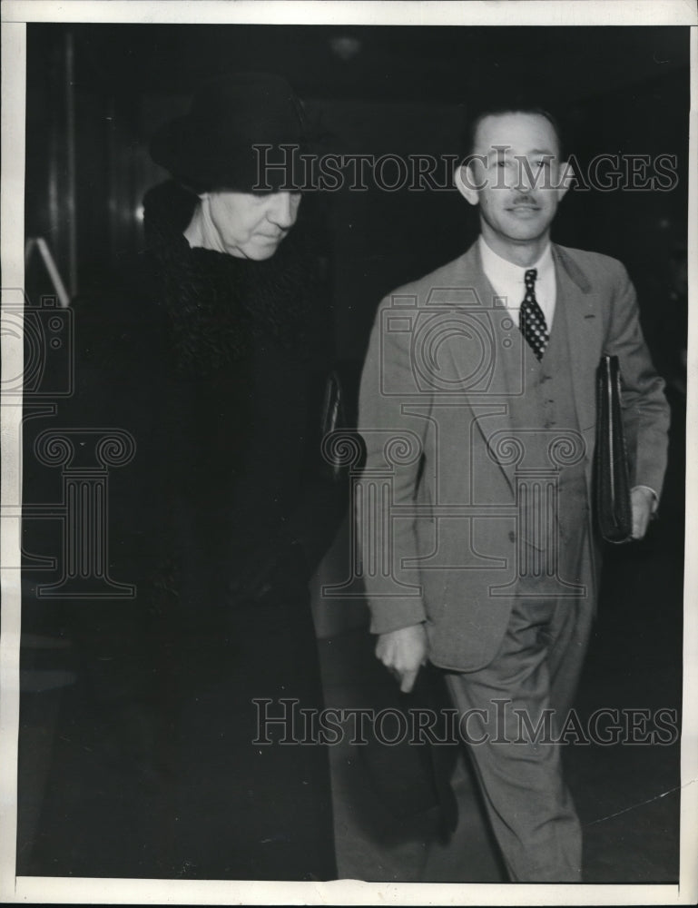 1938 Press Photo Mrs JE McBride at DAs officemom of E M Wright
