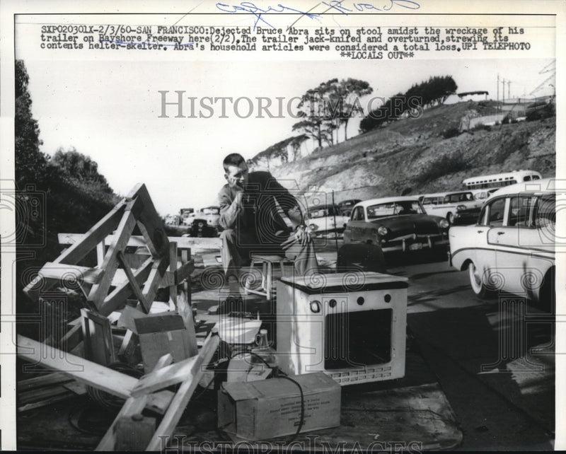 Load image into Gallery viewer, 1960 Press Photo San Francisco Bruce Abra &amp; his wrecked trailer on freeway
