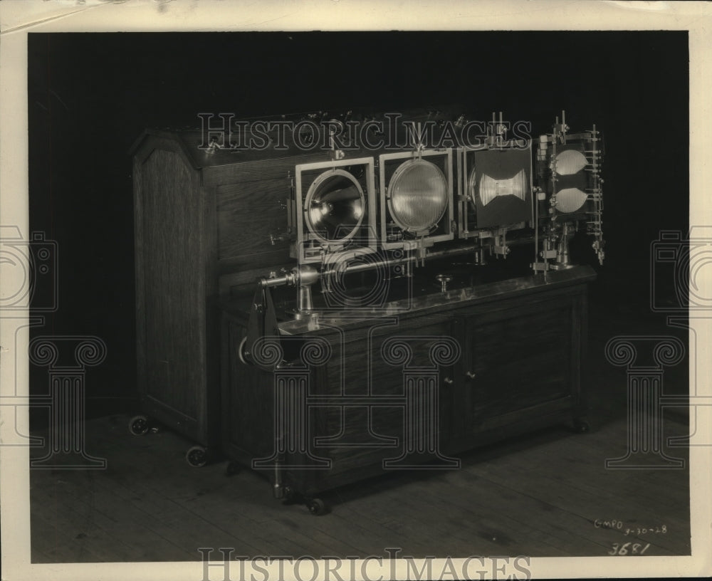 1928 Press Photo Apparutus for testing lens light refelction