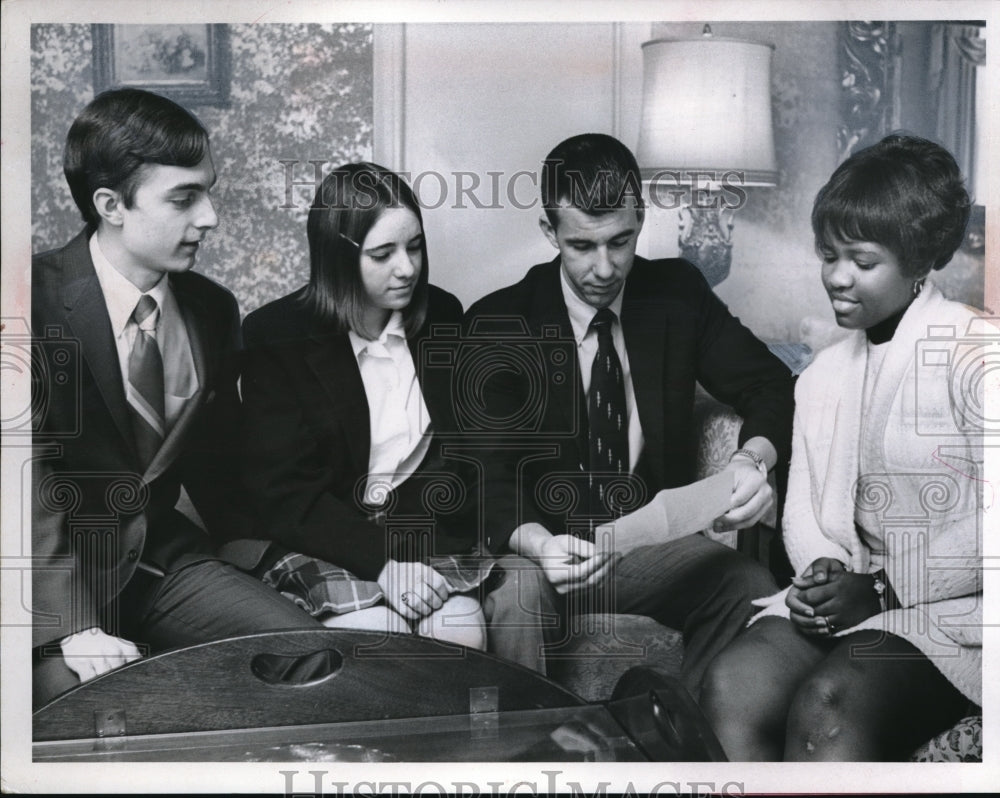 1970 Press Photo Walt Below of Bay High School Mary Lou Moore Dr William Lenore