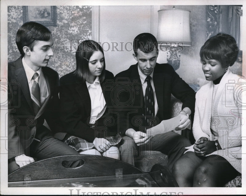 Load image into Gallery viewer, 1970 Press Photo Walt Below of Bay High School Mary Lou Moore Dr William Lenore
