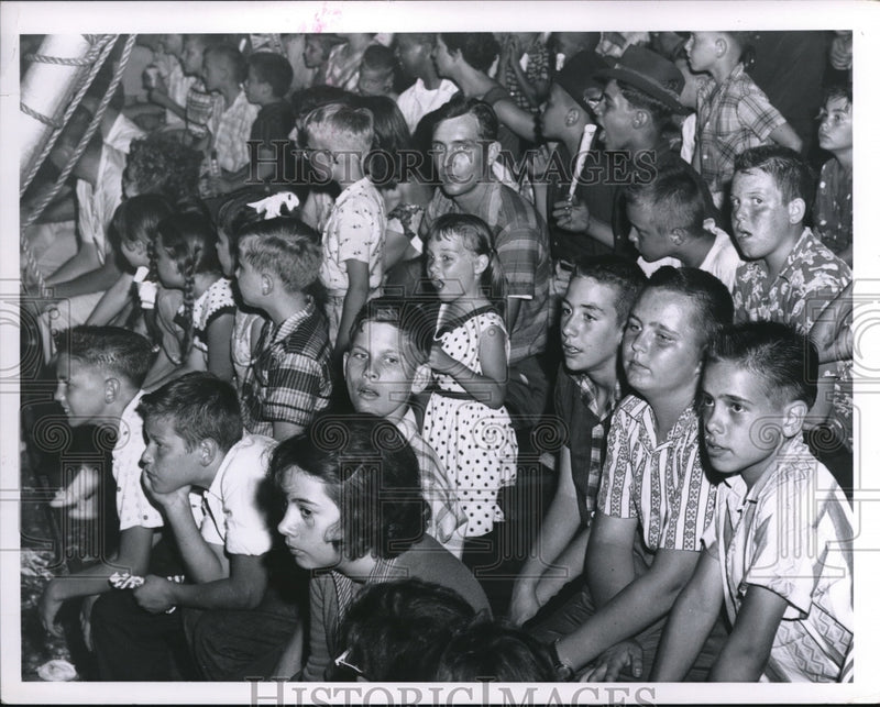 Load image into Gallery viewer, 1959 Press Photo Spectators at Cristians Circus in Cleveland Ohio
