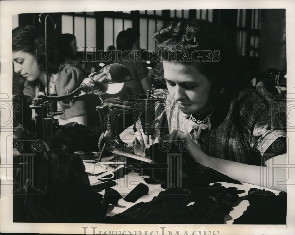 1940 Press Photo Sewing Circle