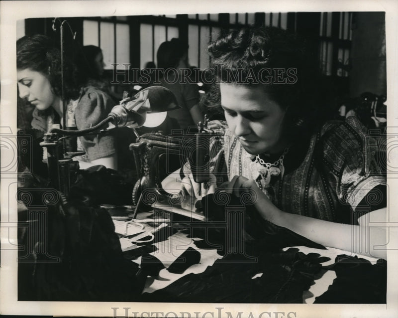 Load image into Gallery viewer, 1940 Press Photo Sewing Circle
