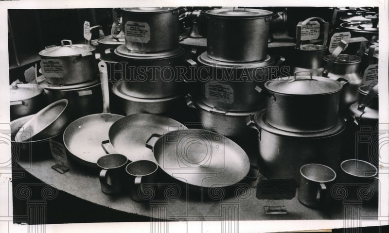 Load image into Gallery viewer, 1946 Press Photo Aircraft factor now making pots of aluminum
