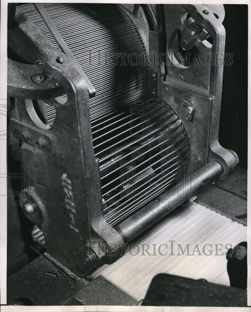 1955 Press Photo Lead slats put in pencils by machine squeezing them