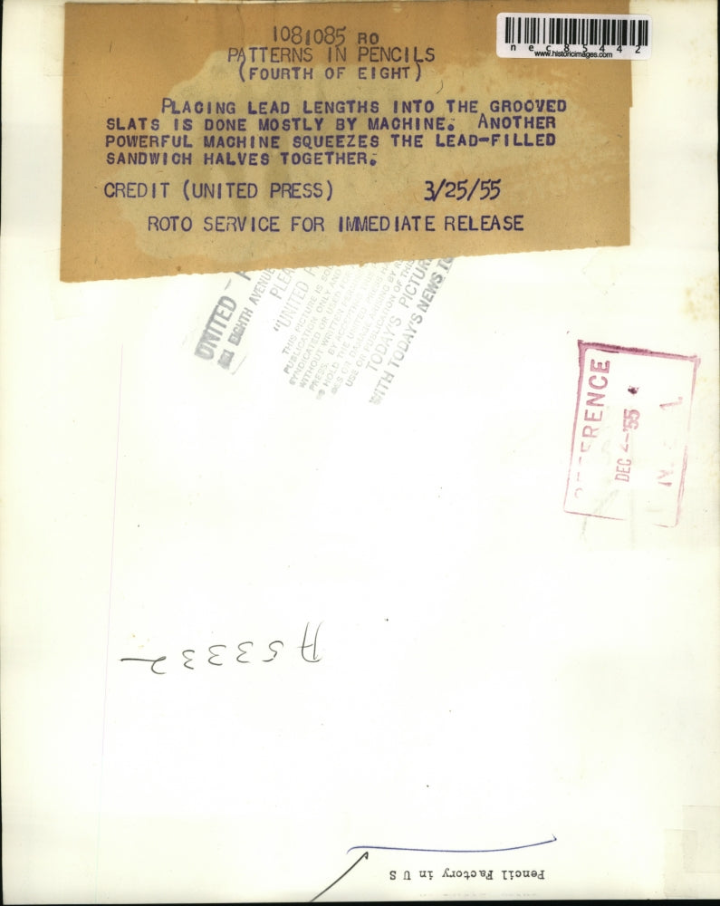 1955 Press Photo Lead slats put in pencils by machine squeezing them