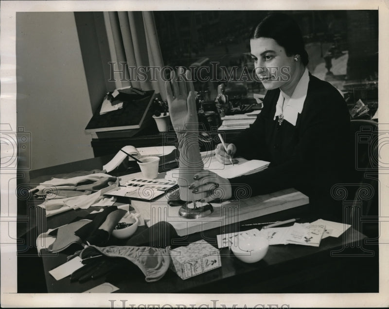 Load image into Gallery viewer, 1940 Press Photo Natascha designer for Kayser with glove patterns
