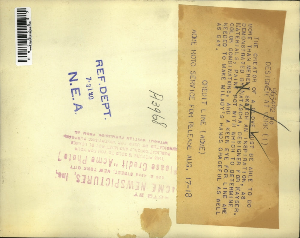 1940 Press Photo Natascha designer for Kayser with glove patterns