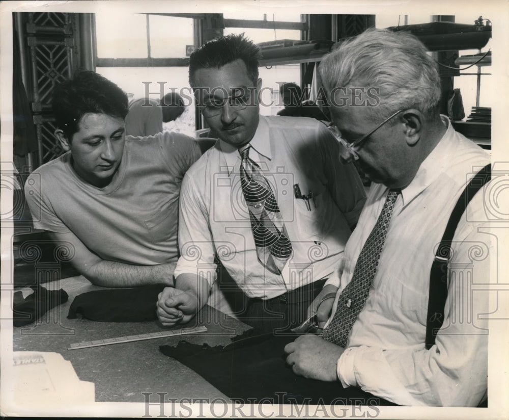1948 Press Photo 3 generations of Laurinto family of Gloversville, making gloves