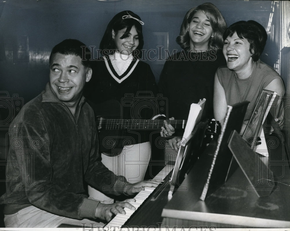 1966 Press Photo Edward Brooke, Boston politician, & family make music