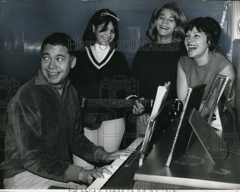 Load image into Gallery viewer, 1966 Press Photo Edward Brooke, Boston politician, &amp; family make music
