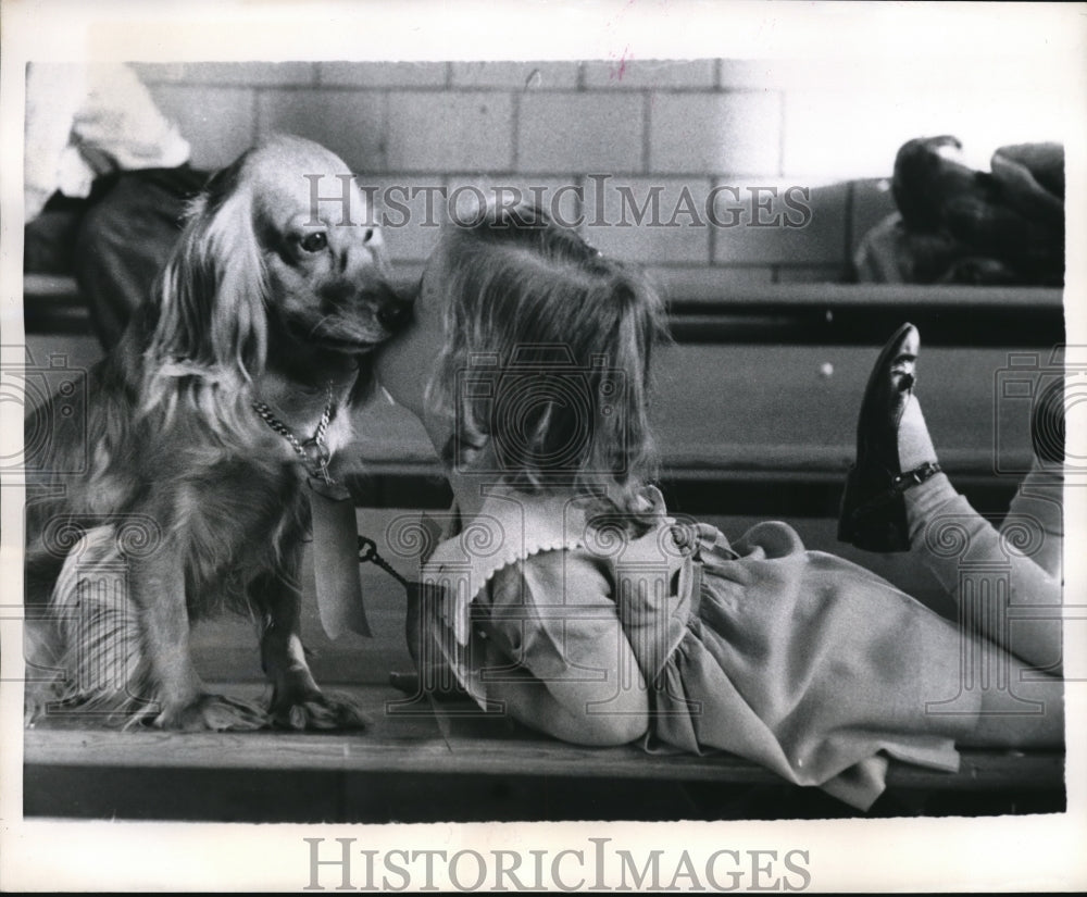 1957 Press Photo Kathleen Stone kisses Susie the dog at pet show
