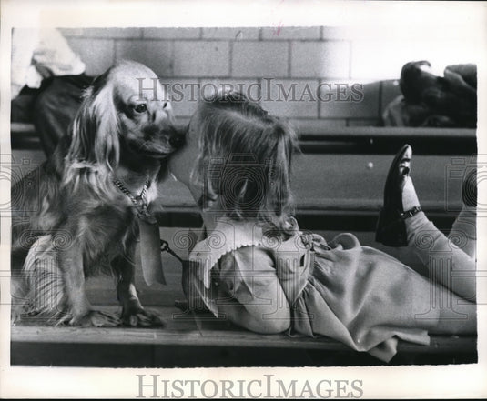 1957 Press Photo Kathleen Stone kisses Susie the dog at pet show