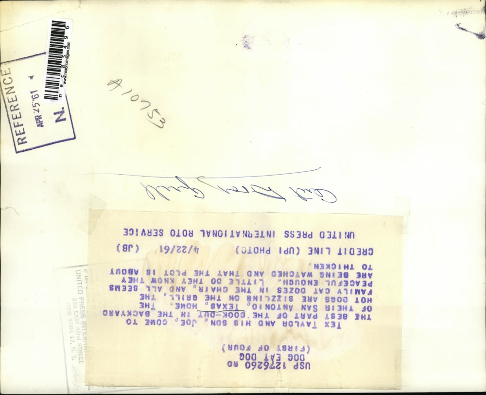 1961 Press Photo Tex Taylor and son, Joe, do backyard cookout