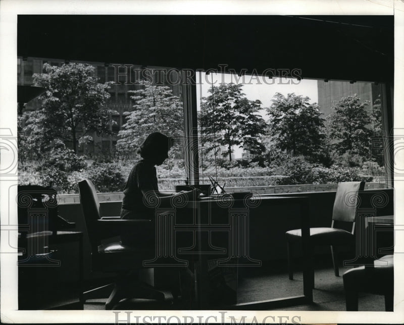 Load image into Gallery viewer, 1942 Press Photo Woman looking from the 9th floor building of Simon and Schuster
