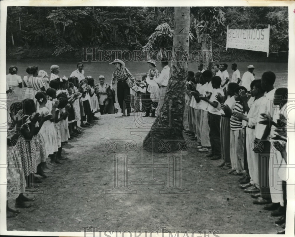 1957 Press Photo Mrs Remon being welcomed by children of the atlantic coast- Historic Images