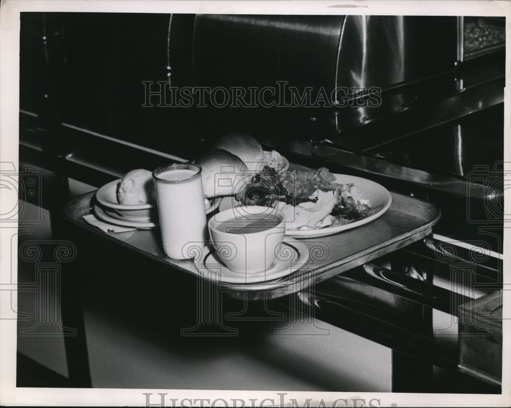 Press Photo Food on tray in employees cafeteria at Cleveland hospital