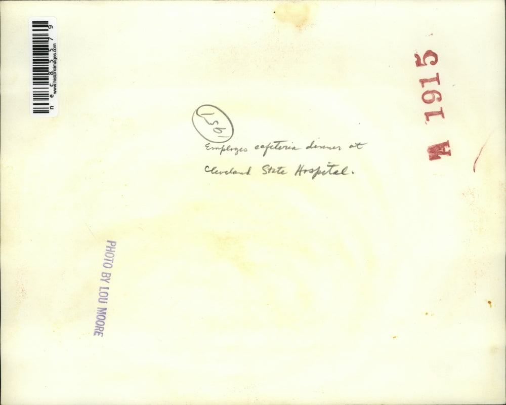 Press Photo Food on tray in employees cafeteria at Cleveland hospital